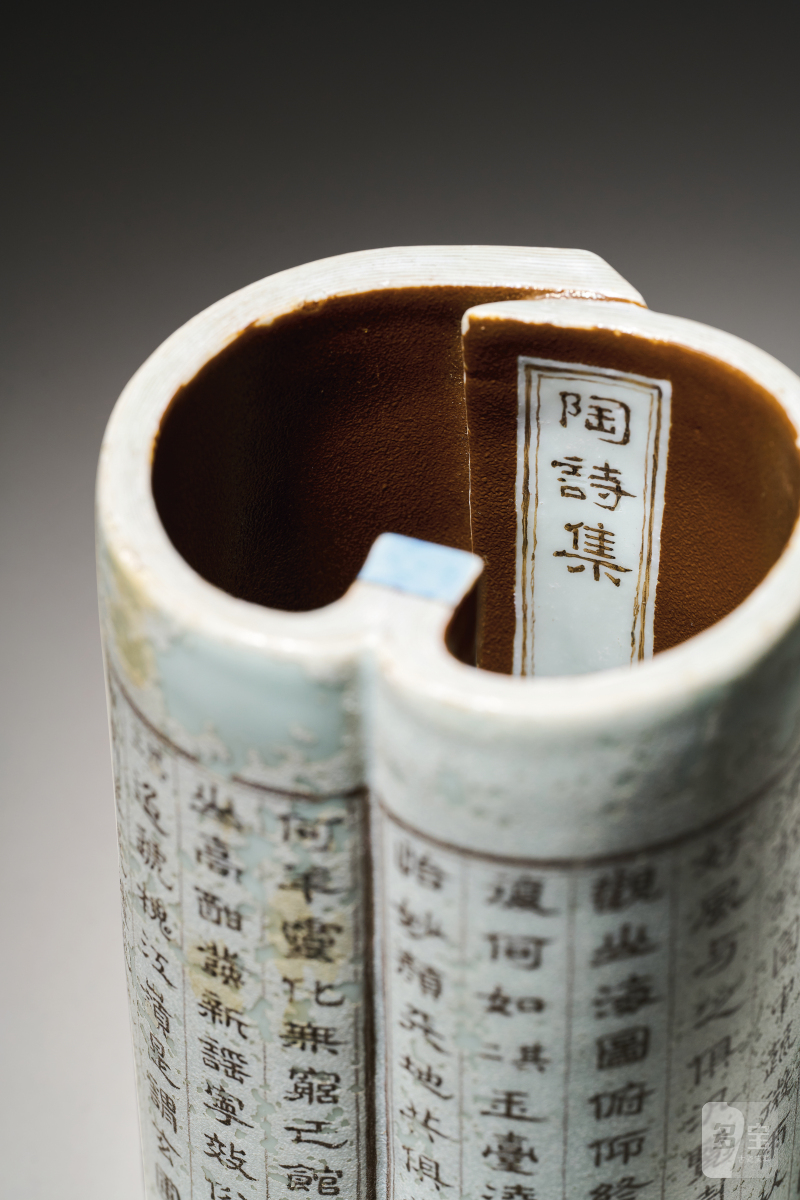 清乾隆 墨彩唐英制仿生「陶诗集」卷书笔筒 - 图11